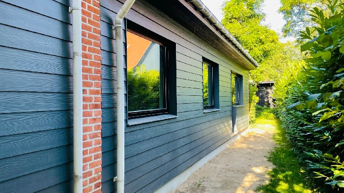 Hoveddør i træbeklædt facade